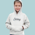 junge trägt den kid's hoodie liebling
