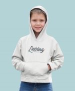 junge trägt den kid's hoodie liebling